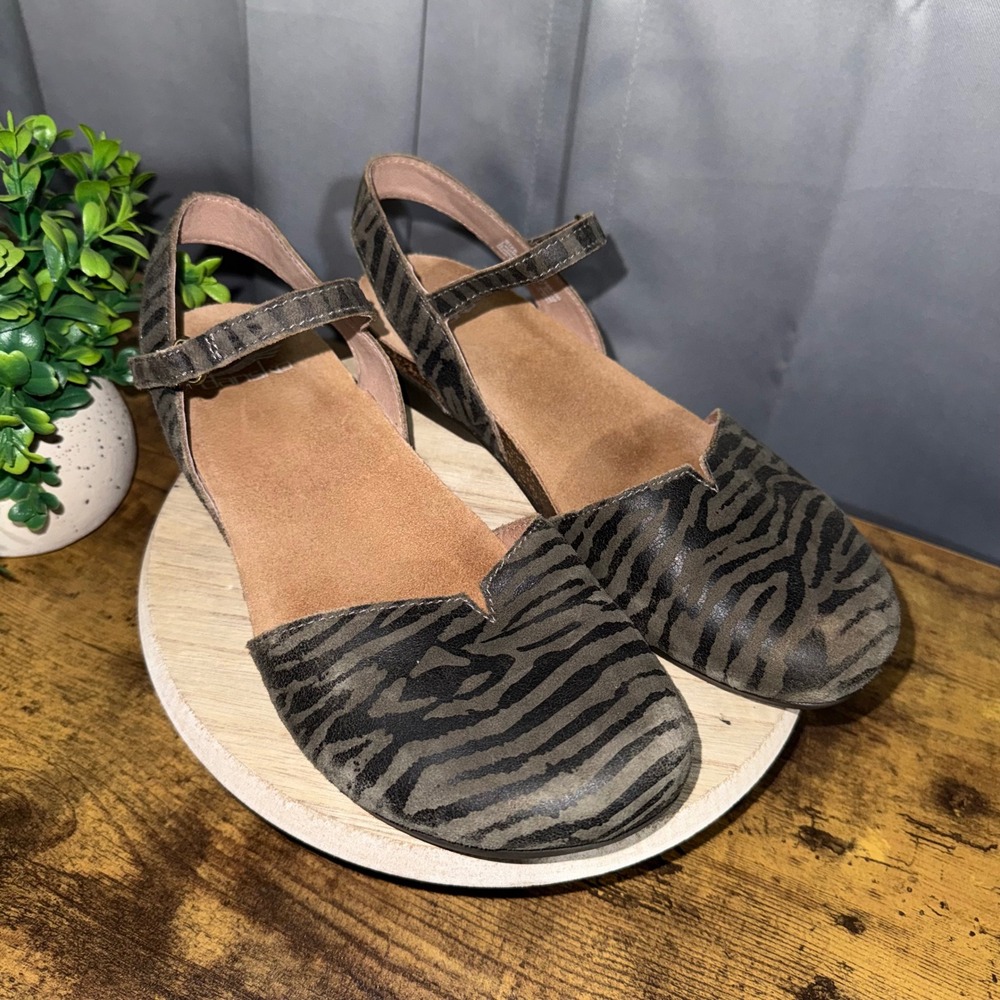 Dansko Rowan Zebra Print Shoes Size 39~9 Animal Print Closed Toe Slingback - Picture 2 of 7